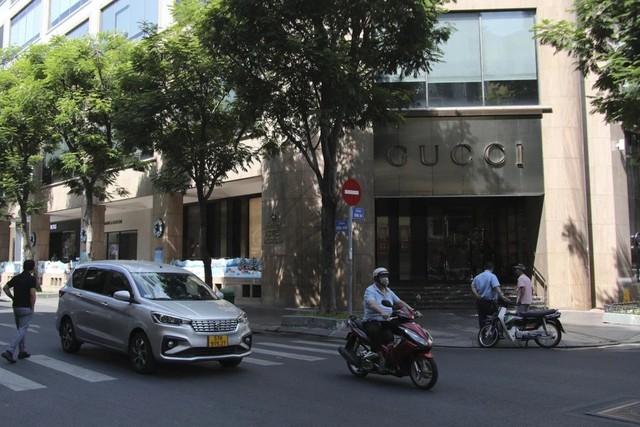 Nhiều mặt bằng nhà phố ở trên đường Đồng Khởi (quận 1, TP Hồ Chí Minh) rơi vào tình trạng ế ẩm trong suốt một thời gian dài. Ảnh: Zing News Nhiều mặt bằng nhà phố ở trên đường Đồng Khởi (quận 1, TP Hồ Chí Minh) rơi vào tình trạng ế ẩm trong suốt một thời gian dài. Ảnh: Zing News