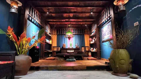 Không gian nhà gỗ Tây Bắc được phục dựng trong căn hộ 140m2 ở Hà Nội