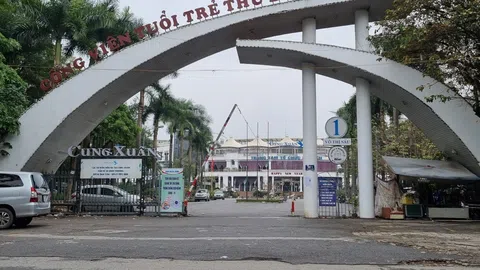 Công viên Tuổi Trẻ biến thành “sới” chọi gà cùng đống hoang tàn đổ nát