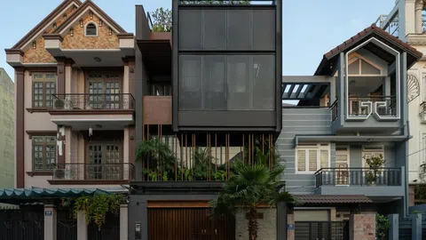 Nhà phố Thủ Đức: Mặt ngoài cổ kính, bên trong lại nên thơ bất ngờ