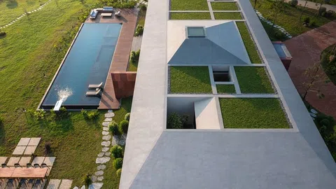 Biệt thự Suối Hai nổi bật với thiết kế mái kim tự tháp và địa thế "tựa sơn hướng thủy"