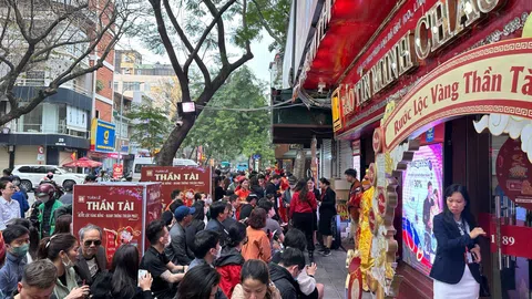 Đầu giờ chiều ngày vía Thần tài, người mua vàng tấp nập trở lại