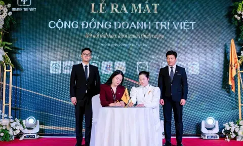 Công ty Cổ phần Truyền thông Viên Hoàng Gia ký kết đối tác truyền thông với Cộng đồng Doanh Trí Việt tại Lễ ra mắt