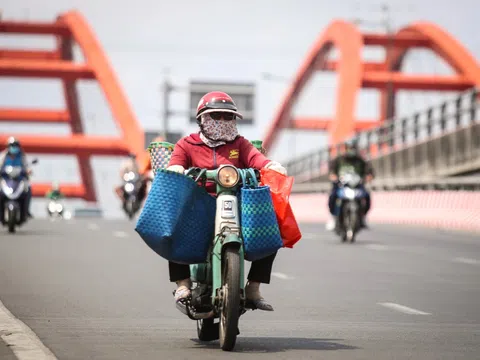 TP. HCM: Nắng như đổ lửa kéo dài khiến người lao động thêm vật vã mưu sinh