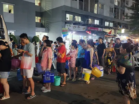 TP. HCM: Hàng trăm cư dân nửa đêm mang xô chậu chờ lấy nước sinh hoạt