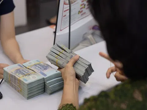 Lãi suất chạm đáy, tiền gửi đổ vào nhà băng quay đầu giảm