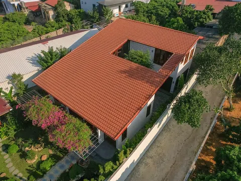 "Nhà trồng cây" dưới mái ngói đỏ - công trình xanh ấn tượng pha chút hoài cổ