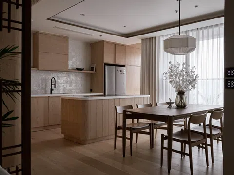 Đập thông hai căn hộ liền kề tạo nên 180 m2 không gian sống động