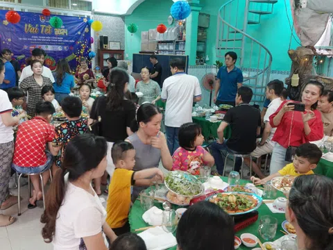 Ấm lòng chủ phòng trọ tự chi tiền tổ chức Tết sớm cho công nhân